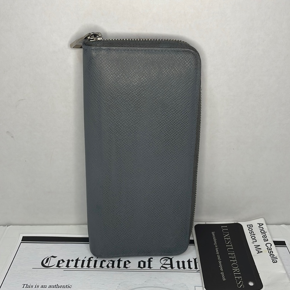 Authentic Louis Vuitton, gray epi-bifold leather agenda wallet with COA